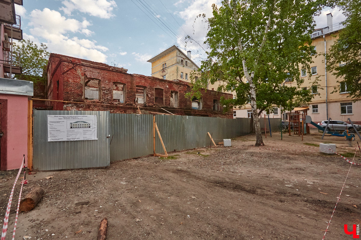 Дом купца Тарасова во Владимире является памятником регионального значения, но в последние годы он заметно разрушался. В итоге здание на улице Дворянской решили реставрировать. Сегодня на объекте уже ведутся работы. «Ключ-Медиа» заглянул в особняк ХIХ века, дабы посмотреть, как он выглядит на данный момент, и выяснить, что же там откроют в скором будущем.