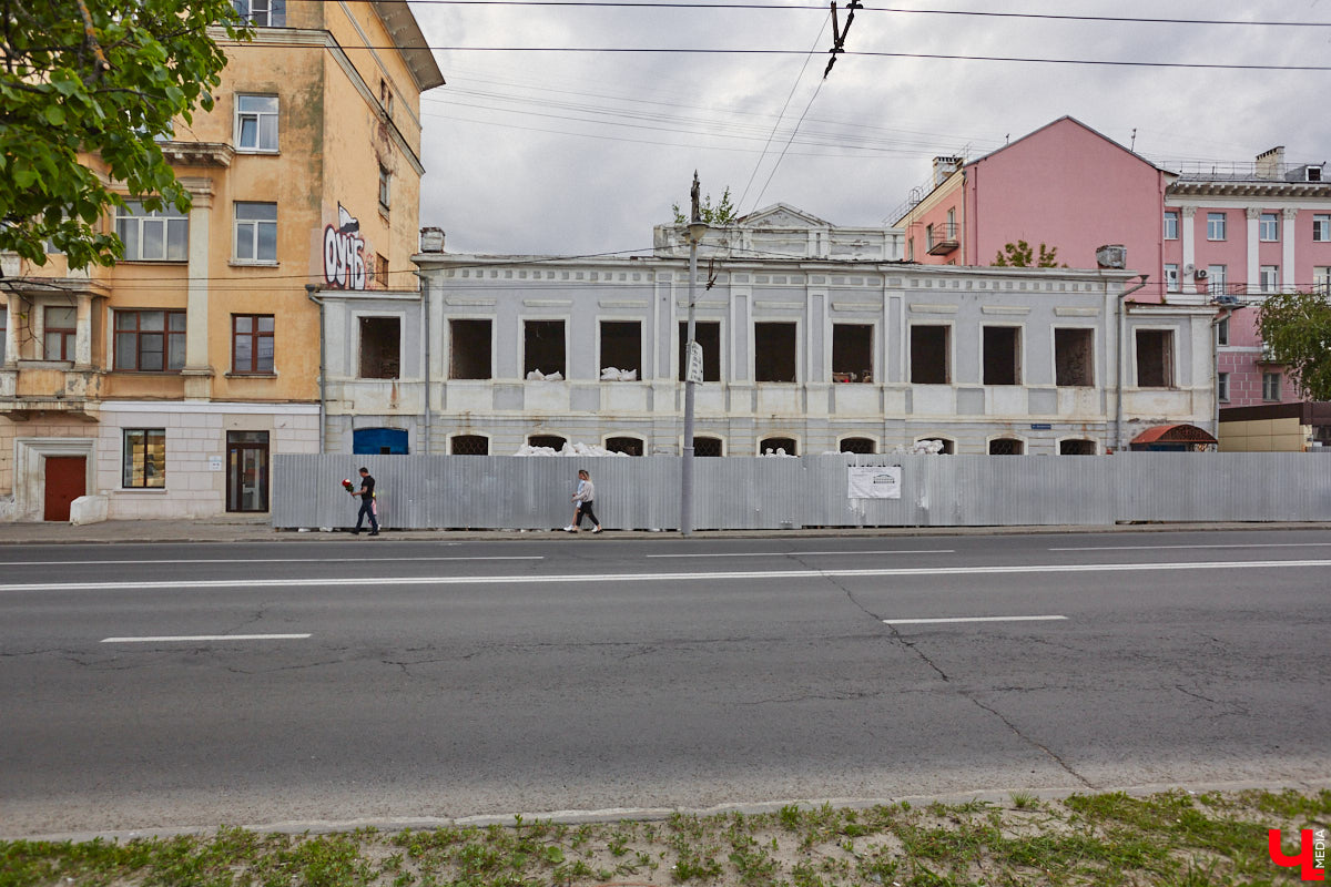 Дом купца Тарасова во Владимире является памятником регионального значения, но в последние годы он заметно разрушался. В итоге здание на улице Дворянской решили реставрировать. Сегодня на объекте уже ведутся работы. «Ключ-Медиа» заглянул в особняк ХIХ века, дабы посмотреть, как он выглядит на данный момент, и выяснить, что же там откроют в скором будущем.