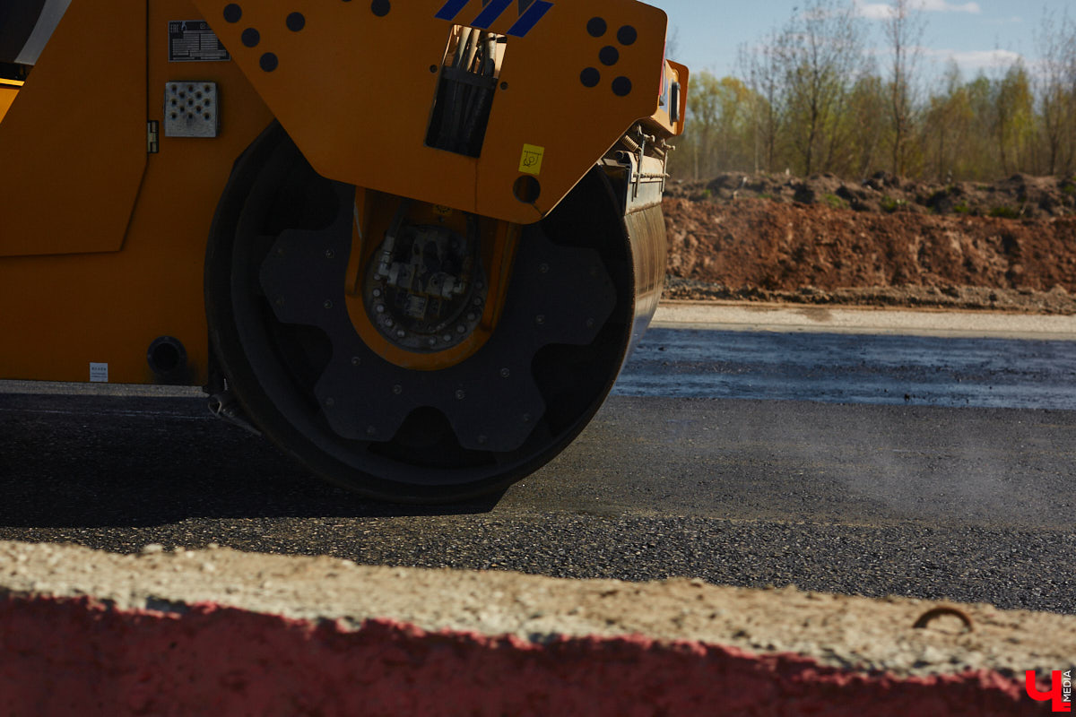 Дорожники планируют запустить движение по всем четырем полосам трассы из Владимира в Суздаль до тысячелетнего юбилея древнего города. И времени осталось совсем немного, праздник намечен на август. Открывать дорогу будут поэтапно, первые три километра комфортной и безопасной магистрали станут доступны для жителей и гостей региона уже через неделю.