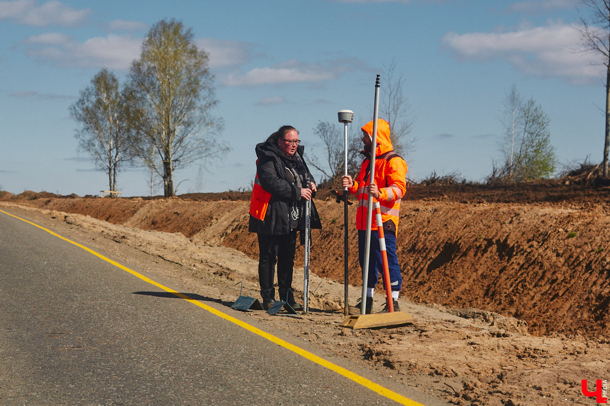 Дорожники планируют запустить движение по всем четырем полосам трассы из Владимира в Суздаль до тысячелетнего юбилея древнего города. И времени осталось совсем немного, праздник намечен на август. Открывать дорогу будут поэтапно, первые три километра комфортной и безопасной магистрали станут доступны для жителей и гостей региона уже через неделю.