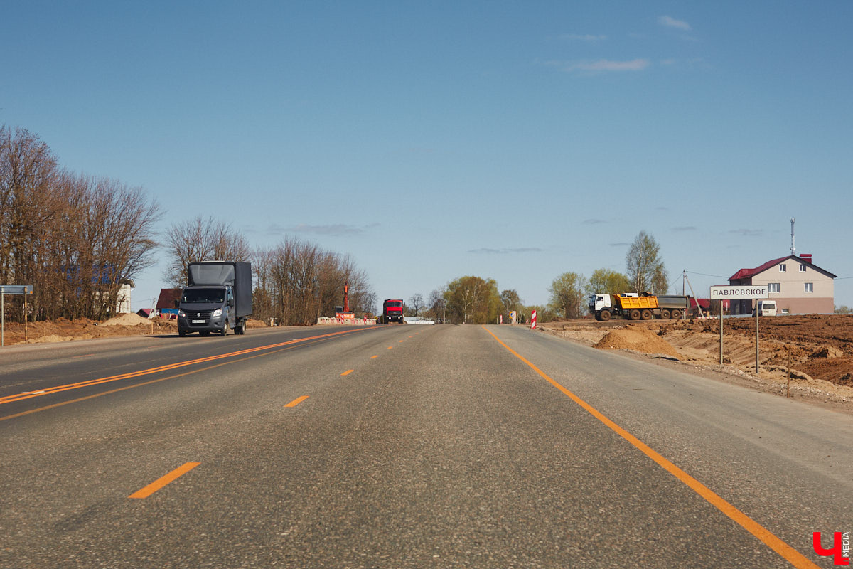 Дорожники планируют запустить движение по всем четырем полосам трассы из Владимира в Суздаль до тысячелетнего юбилея древнего города. И времени осталось совсем немного, праздник намечен на август. Открывать дорогу будут поэтапно, первые три километра комфортной и безопасной магистрали станут доступны для жителей и гостей региона уже через неделю.