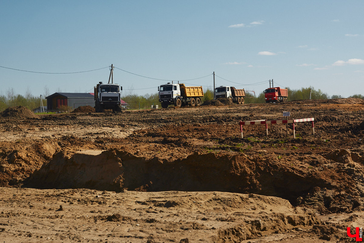 Дорожники планируют запустить движение по всем четырем полосам трассы из Владимира в Суздаль до тысячелетнего юбилея древнего города. И времени осталось совсем немного, праздник намечен на август. Открывать дорогу будут поэтапно, первые три километра комфортной и безопасной магистрали станут доступны для жителей и гостей региона уже через неделю.