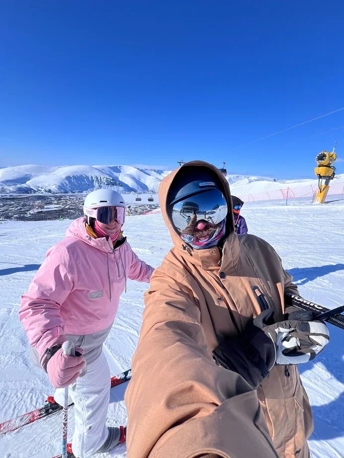 Этой весной свадебные фотографы Сергей и Анна Соколовы родом из Владимира в компании семилетней дочки Василисы целых три недели провели путешествуя по Заполярью. Семья успела поплавать среди льдин, побывать на самом краю света и покататься на лыжах на горном курорте.