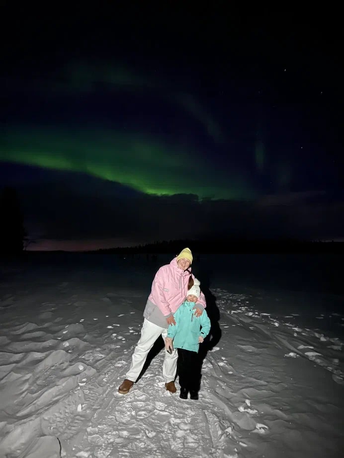 Этой весной свадебные фотографы Сергей и Анна Соколовы родом из Владимира в компании семилетней дочки Василисы целых три недели провели путешествуя по Заполярью. Семья успела поплавать среди льдин, побывать на самом краю света и покататься на лыжах на горном курорте.