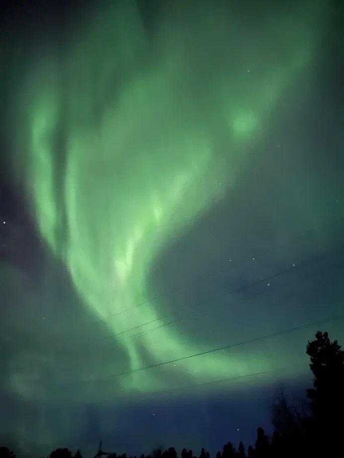 Этой весной свадебные фотографы Сергей и Анна Соколовы родом из Владимира в компании семилетней дочки Василисы целых три недели провели путешествуя по Заполярью. Семья успела поплавать среди льдин, побывать на самом краю света и покататься на лыжах на горном курорте.