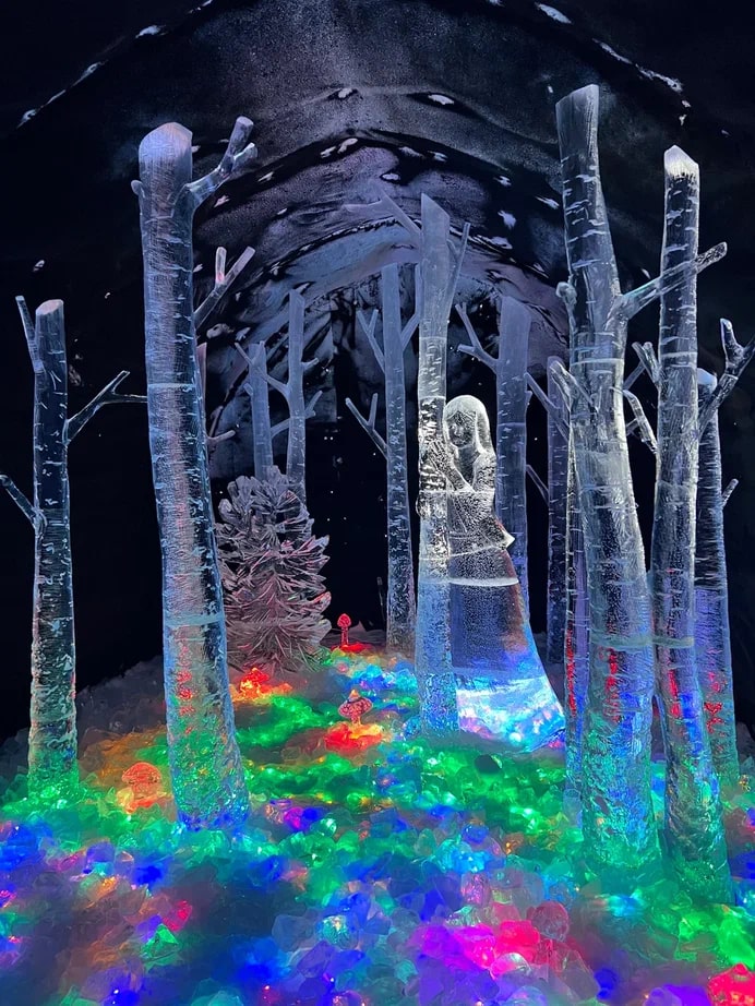 Этой весной свадебные фотографы Сергей и Анна Соколовы родом из Владимира в компании семилетней дочки Василисы целых три недели провели путешествуя по Заполярью. Семья успела поплавать среди льдин, побывать на самом краю света и покататься на лыжах на горном курорте.