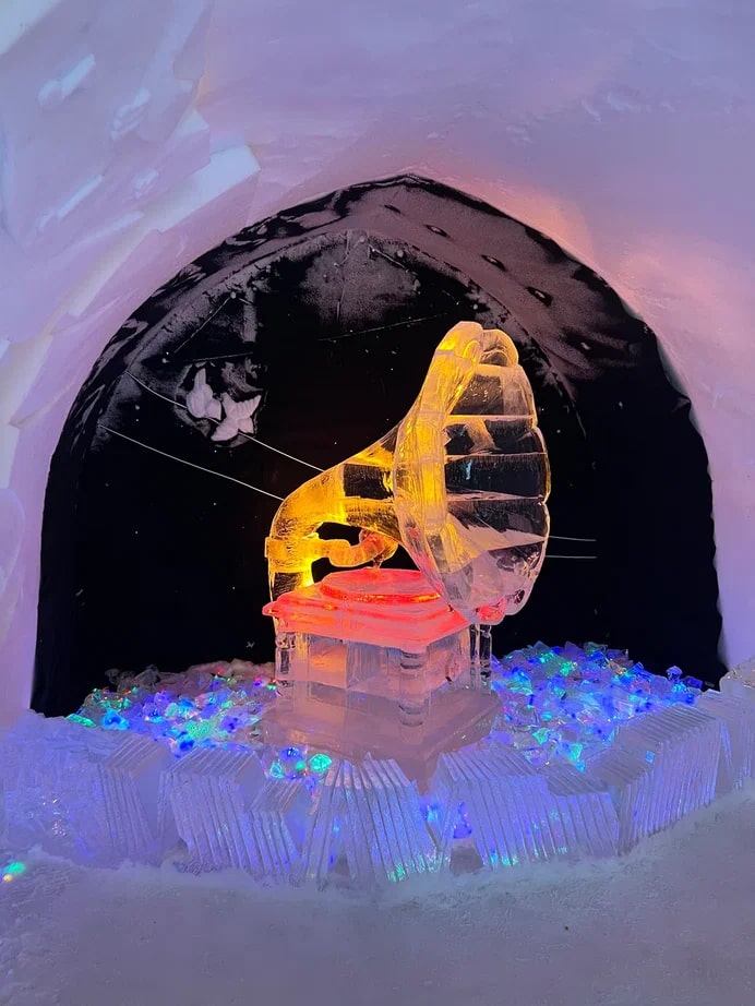 Этой весной свадебные фотографы Сергей и Анна Соколовы родом из Владимира в компании семилетней дочки Василисы целых три недели провели путешествуя по Заполярью. Семья успела поплавать среди льдин, побывать на самом краю света и покататься на лыжах на горном курорте.