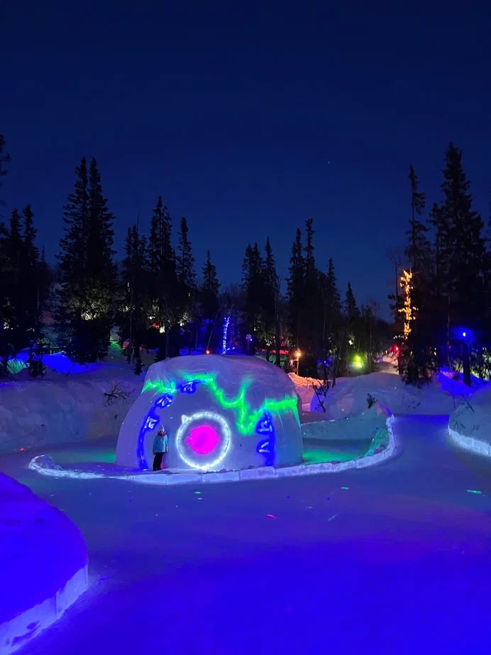 Этой весной свадебные фотографы Сергей и Анна Соколовы родом из Владимира в компании семилетней дочки Василисы целых три недели провели путешествуя по Заполярью. Семья успела поплавать среди льдин, побывать на самом краю света и покататься на лыжах на горном курорте.