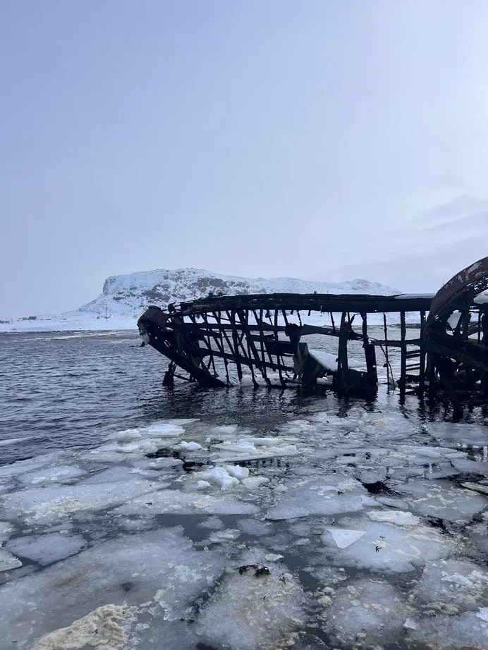 Этой весной свадебные фотографы Сергей и Анна Соколовы родом из Владимира в компании семилетней дочки Василисы целых три недели провели путешествуя по Заполярью. Семья успела поплавать среди льдин, побывать на самом краю света и покататься на лыжах на горном курорте.