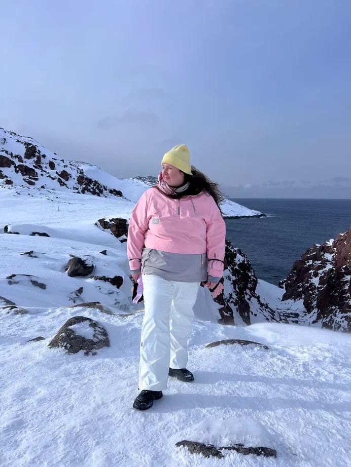 Этой весной свадебные фотографы Сергей и Анна Соколовы родом из Владимира в компании семилетней дочки Василисы целых три недели провели путешествуя по Заполярью. Семья успела поплавать среди льдин, побывать на самом краю света и покататься на лыжах на горном курорте.