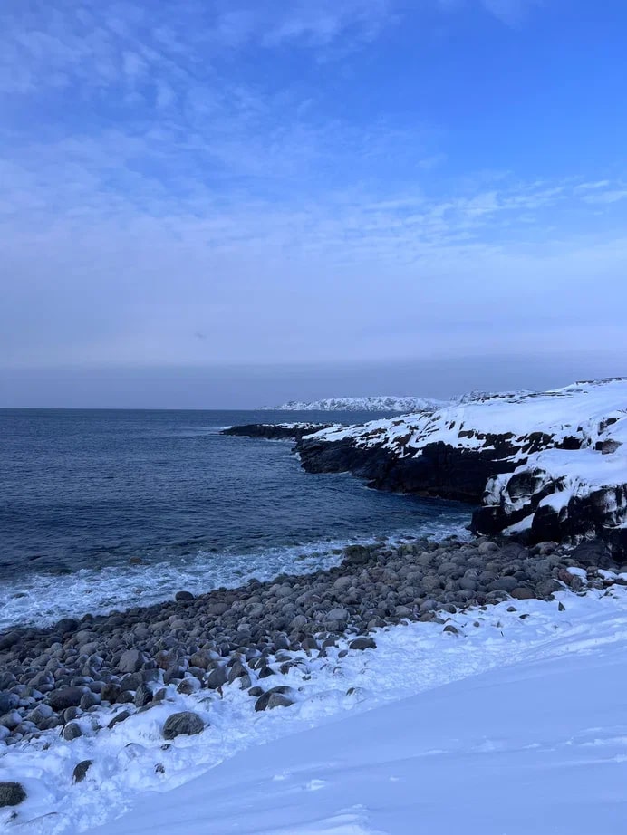 Этой весной свадебные фотографы Сергей и Анна Соколовы родом из Владимира в компании семилетней дочки Василисы целых три недели провели путешествуя по Заполярью. Семья успела поплавать среди льдин, побывать на самом краю света и покататься на лыжах на горном курорте.