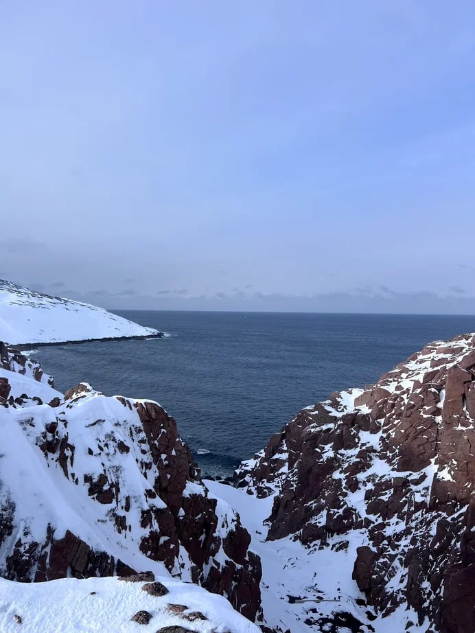 Этой весной свадебные фотографы Сергей и Анна Соколовы родом из Владимира в компании семилетней дочки Василисы целых три недели провели путешествуя по Заполярью. Семья успела поплавать среди льдин, побывать на самом краю света и покататься на лыжах на горном курорте.