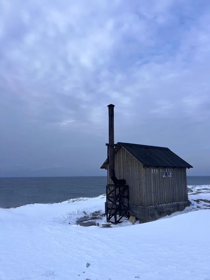 Этой весной свадебные фотографы Сергей и Анна Соколовы родом из Владимира в компании семилетней дочки Василисы целых три недели провели путешествуя по Заполярью. Семья успела поплавать среди льдин, побывать на самом краю света и покататься на лыжах на горном курорте.