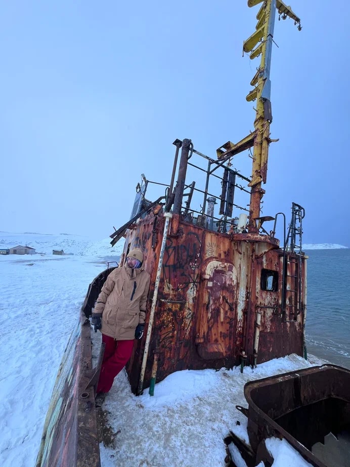 Этой весной свадебные фотографы Сергей и Анна Соколовы родом из Владимира в компании семилетней дочки Василисы целых три недели провели путешествуя по Заполярью. Семья успела поплавать среди льдин, побывать на самом краю света и покататься на лыжах на горном курорте.