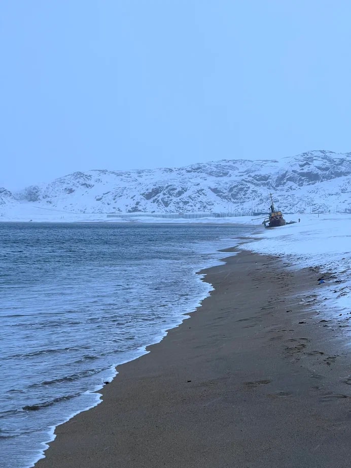 Этой весной свадебные фотографы Сергей и Анна Соколовы родом из Владимира в компании семилетней дочки Василисы целых три недели провели путешествуя по Заполярью. Семья успела поплавать среди льдин, побывать на самом краю света и покататься на лыжах на горном курорте.