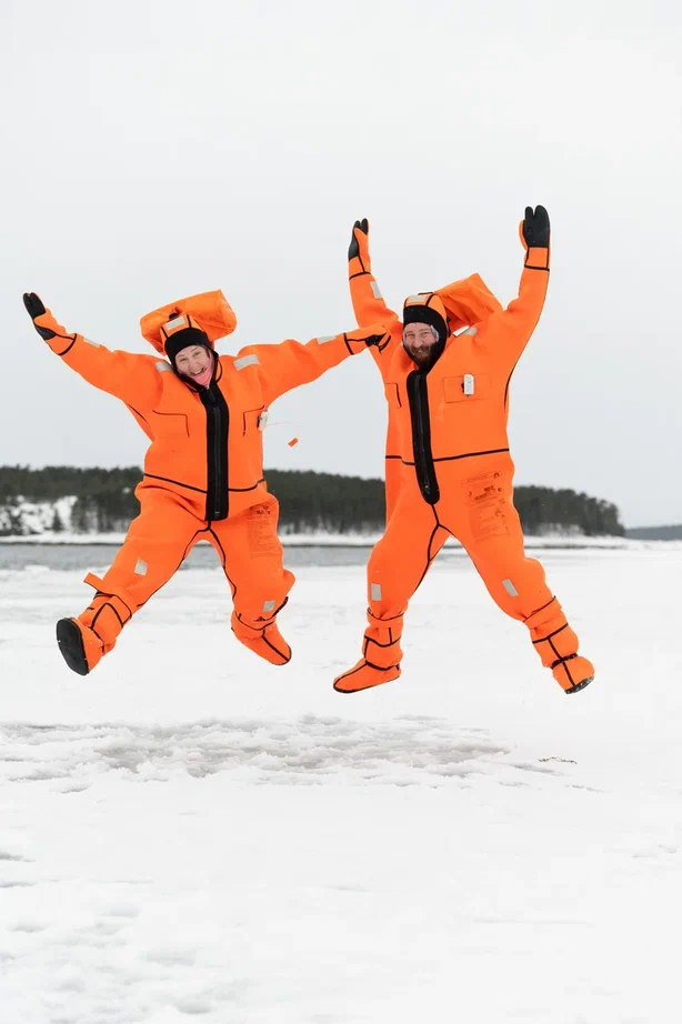 Этой весной свадебные фотографы Сергей и Анна Соколовы родом из Владимира в компании семилетней дочки Василисы целых три недели провели путешествуя по Заполярью. Семья успела поплавать среди льдин, побывать на самом краю света и покататься на лыжах на горном курорте.