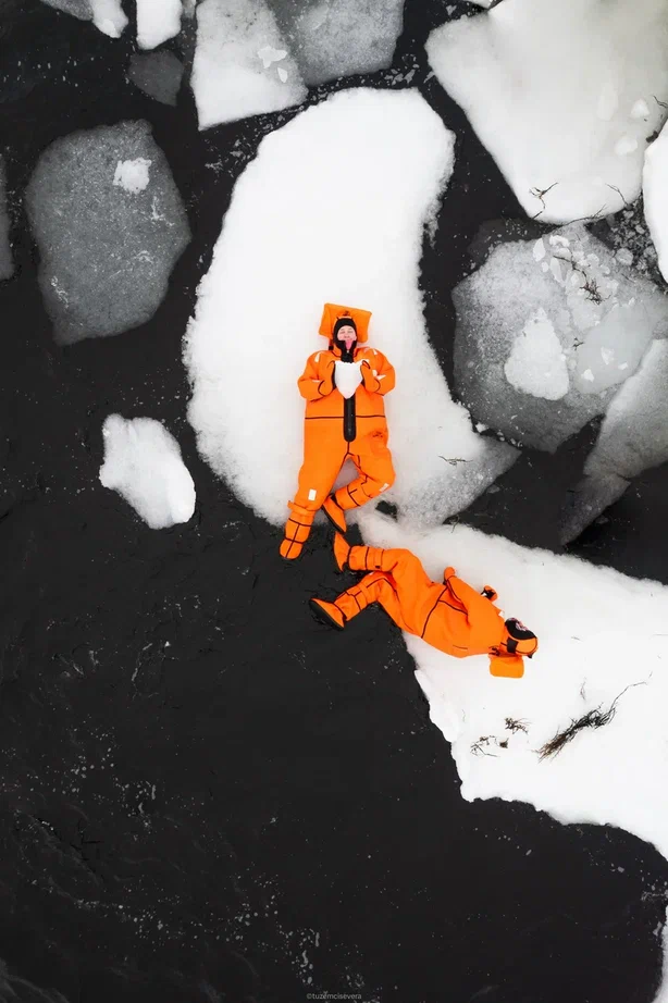 Этой весной свадебные фотографы Сергей и Анна Соколовы родом из Владимира в компании семилетней дочки Василисы целых три недели провели путешествуя по Заполярью. Семья успела поплавать среди льдин, побывать на самом краю света и покататься на лыжах на горном курорте.