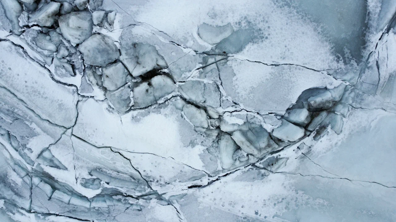 Этой весной свадебные фотографы Сергей и Анна Соколовы родом из Владимира в компании семилетней дочки Василисы целых три недели провели путешествуя по Заполярью. Семья успела поплавать среди льдин, побывать на самом краю света и покататься на лыжах на горном курорте.