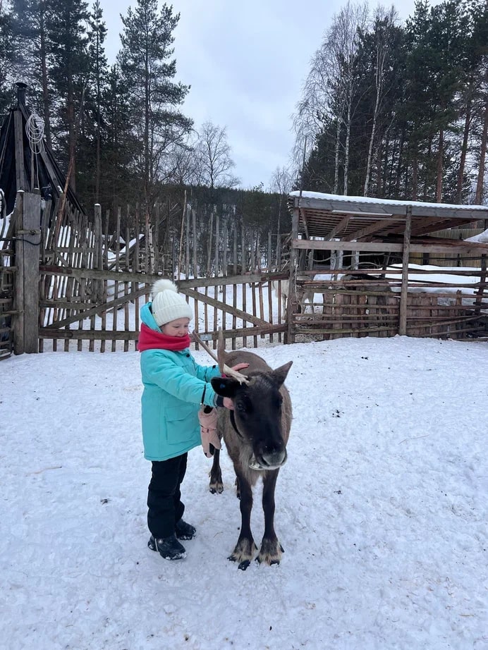 Этой весной свадебные фотографы Сергей и Анна Соколовы родом из Владимира в компании семилетней дочки Василисы целых три недели провели путешествуя по Заполярью. Семья успела поплавать среди льдин, побывать на самом краю света и покататься на лыжах на горном курорте.