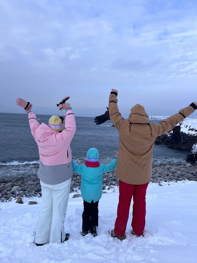 Этой весной свадебные фотографы Сергей и Анна Соколовы родом из Владимира в компании семилетней дочки Василисы целых три недели провели путешествуя по Заполярью. Семья успела поплавать среди льдин, побывать на самом краю света и покататься на лыжах на горном курорте.