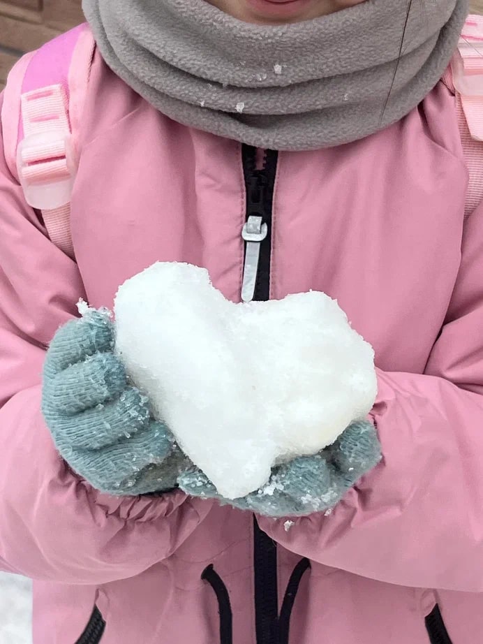 Этой весной свадебные фотографы Сергей и Анна Соколовы родом из Владимира в компании семилетней дочки Василисы целых три недели провели путешествуя по Заполярью. Семья успела поплавать среди льдин, побывать на самом краю света и покататься на лыжах на горном курорте.