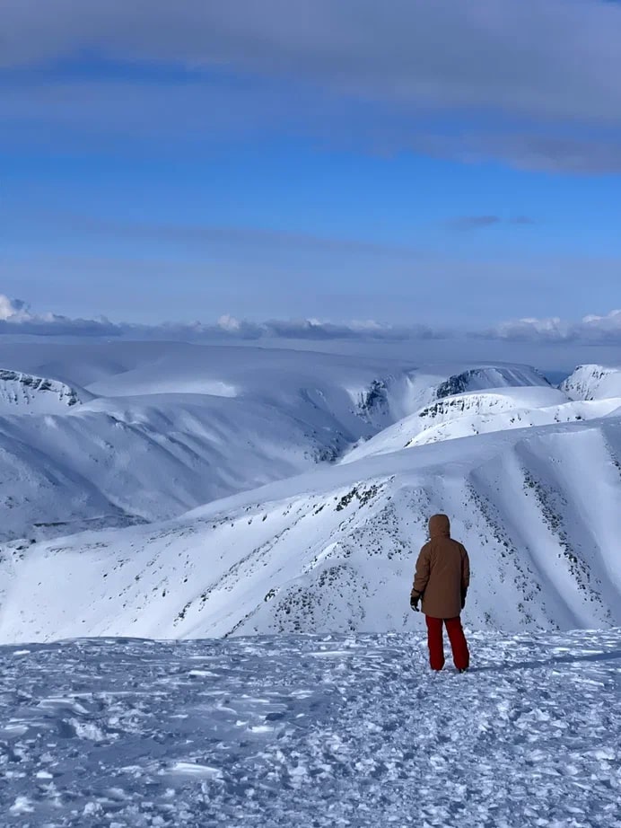 Этой весной свадебные фотографы Сергей и Анна Соколовы родом из Владимира в компании семилетней дочки Василисы целых три недели провели путешествуя по Заполярью. Семья успела поплавать среди льдин, побывать на самом краю света и покататься на лыжах на горном курорте.