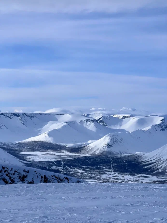 Этой весной свадебные фотографы Сергей и Анна Соколовы родом из Владимира в компании семилетней дочки Василисы целых три недели провели путешествуя по Заполярью. Семья успела поплавать среди льдин, побывать на самом краю света и покататься на лыжах на горном курорте.