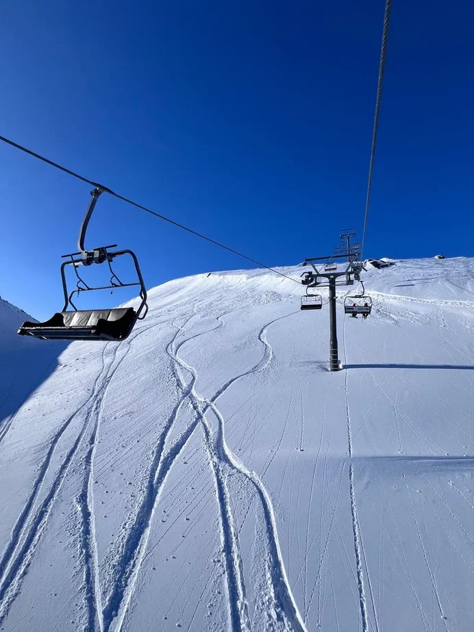 Этой весной свадебные фотографы Сергей и Анна Соколовы родом из Владимира в компании семилетней дочки Василисы целых три недели провели путешествуя по Заполярью. Семья успела поплавать среди льдин, побывать на самом краю света и покататься на лыжах на горном курорте.