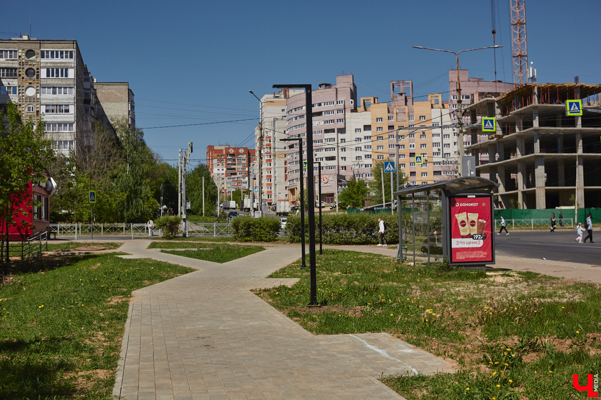 Летом 2025-го сквер на улице Соколова-Соколенка в Добром ждет реконструкция. Именно он стал победителем онлайн-голосования этого года. А пока во Владимире идет благоустройство еще двух общественных пространств в разных частях города. Все подробности — в нашем фоторепортаже.