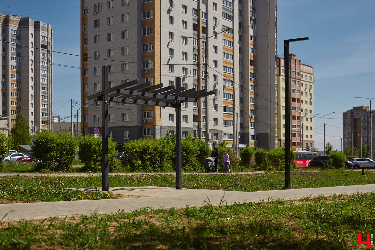 Летом 2025-го сквер на улице Соколова-Соколенка в Добром ждет реконструкция. Именно он стал победителем онлайн-голосования этого года. А пока во Владимире идет благоустройство еще двух общественных пространств в разных частях города. Все подробности — в нашем фоторепортаже.