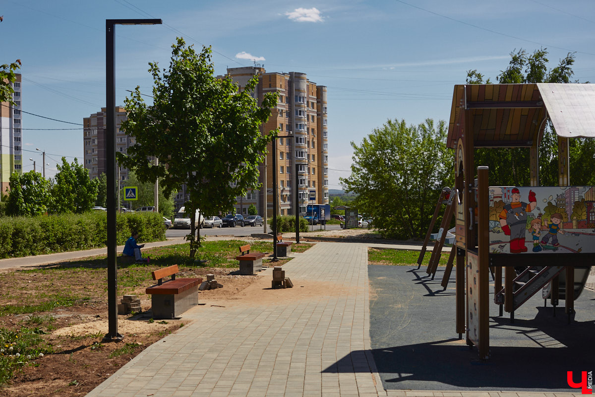 Летом 2025-го сквер на улице Соколова-Соколенка в Добром ждет реконструкция. Именно он стал победителем онлайн-голосования этого года. А пока во Владимире идет благоустройство еще двух общественных пространств в разных частях города. Все подробности — в нашем фоторепортаже.