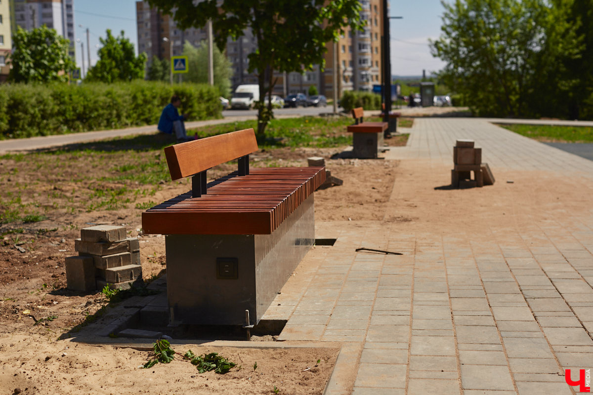 Летом 2025-го сквер на улице Соколова-Соколенка в Добром ждет реконструкция. Именно он стал победителем онлайн-голосования этого года. А пока во Владимире идет благоустройство еще двух общественных пространств в разных частях города. Все подробности — в нашем фоторепортаже.