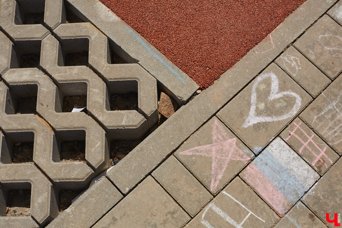 Летом 2025-го сквер на улице Соколова-Соколенка в Добром ждет реконструкция. Именно он стал победителем онлайн-голосования этого года. А пока во Владимире идет благоустройство еще двух общественных пространств в разных частях города. Все подробности — в нашем фоторепортаже.