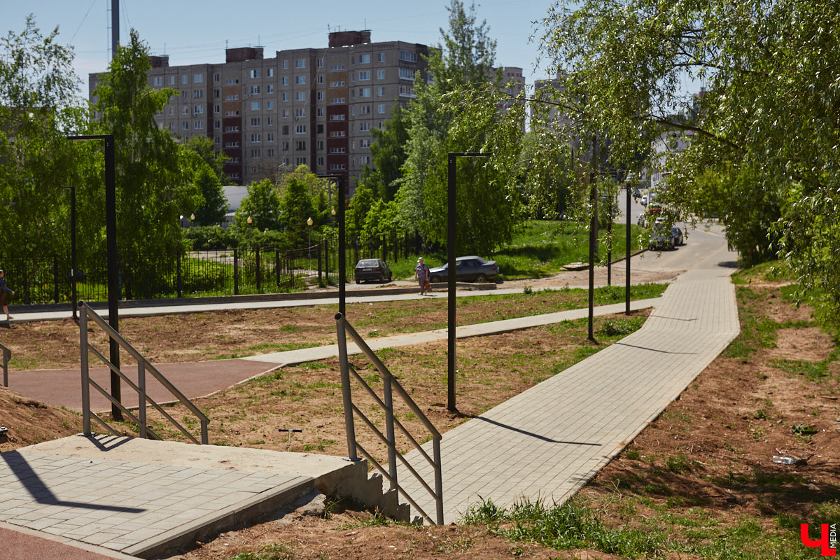 Летом 2025-го сквер на улице Соколова-Соколенка в Добром ждет реконструкция. Именно он стал победителем онлайн-голосования этого года. А пока во Владимире идет благоустройство еще двух общественных пространств в разных частях города. Все подробности — в нашем фоторепортаже.