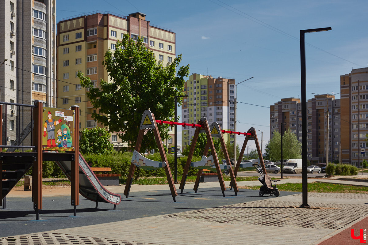 Летом 2025-го сквер на улице Соколова-Соколенка в Добром ждет реконструкция. Именно он стал победителем онлайн-голосования этого года. А пока во Владимире идет благоустройство еще двух общественных пространств в разных частях города. Все подробности — в нашем фоторепортаже.