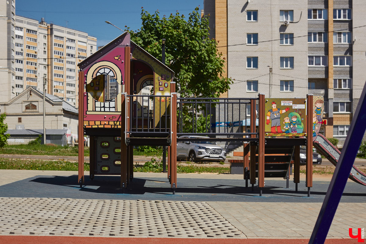 Летом 2025-го сквер на улице Соколова-Соколенка в Добром ждет реконструкция. Именно он стал победителем онлайн-голосования этого года. А пока во Владимире идет благоустройство еще двух общественных пространств в разных частях города. Все подробности — в нашем фоторепортаже.