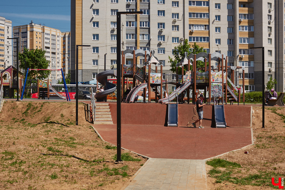 Летом 2025-го сквер на улице Соколова-Соколенка в Добром ждет реконструкция. Именно он стал победителем онлайн-голосования этого года. А пока во Владимире идет благоустройство еще двух общественных пространств в разных частях города. Все подробности — в нашем фоторепортаже.