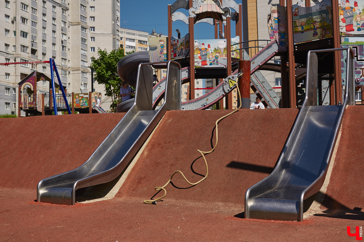 Летом 2025-го сквер на улице Соколова-Соколенка в Добром ждет реконструкция. Именно он стал победителем онлайн-голосования этого года. А пока во Владимире идет благоустройство еще двух общественных пространств в разных частях города. Все подробности — в нашем фоторепортаже.