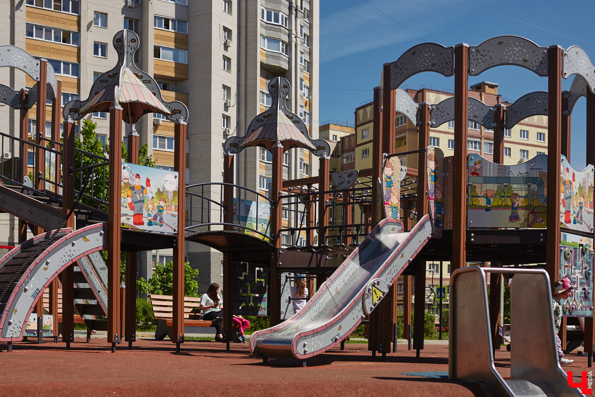 Летом 2025-го сквер на улице Соколова-Соколенка в Добром ждет реконструкция. Именно он стал победителем онлайн-голосования этого года. А пока во Владимире идет благоустройство еще двух общественных пространств в разных частях города. Все подробности — в нашем фоторепортаже.