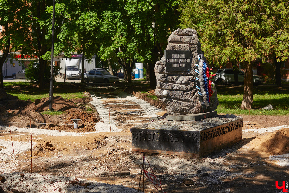 Летом 2025-го сквер на улице Соколова-Соколенка в Добром ждет реконструкция. Именно он стал победителем онлайн-голосования этого года. А пока во Владимире идет благоустройство еще двух общественных пространств в разных частях города. Все подробности — в нашем фоторепортаже.