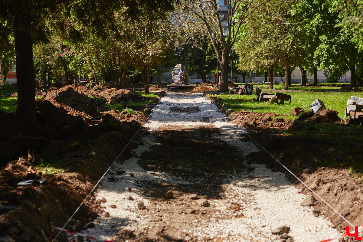 Летом 2025-го сквер на улице Соколова-Соколенка в Добром ждет реконструкция. Именно он стал победителем онлайн-голосования этого года. А пока во Владимире идет благоустройство еще двух общественных пространств в разных частях города. Все подробности — в нашем фоторепортаже.