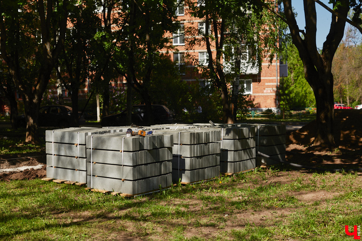 Летом 2025-го сквер на улице Соколова-Соколенка в Добром ждет реконструкция. Именно он стал победителем онлайн-голосования этого года. А пока во Владимире идет благоустройство еще двух общественных пространств в разных частях города. Все подробности — в нашем фоторепортаже.