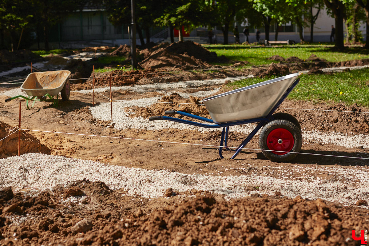 Летом 2025-го сквер на улице Соколова-Соколенка в Добром ждет реконструкция. Именно он стал победителем онлайн-голосования этого года. А пока во Владимире идет благоустройство еще двух общественных пространств в разных частях города. Все подробности — в нашем фоторепортаже.