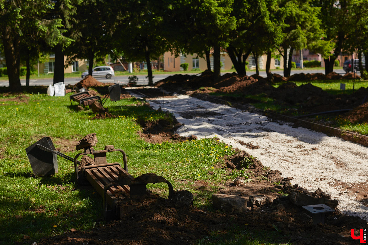 Летом 2025-го сквер на улице Соколова-Соколенка в Добром ждет реконструкция. Именно он стал победителем онлайн-голосования этого года. А пока во Владимире идет благоустройство еще двух общественных пространств в разных частях города. Все подробности — в нашем фоторепортаже.