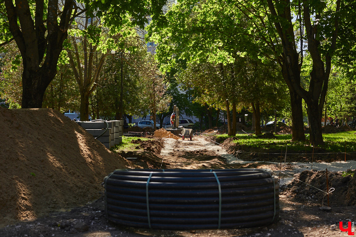 Летом 2025-го сквер на улице Соколова-Соколенка в Добром ждет реконструкция. Именно он стал победителем онлайн-голосования этого года. А пока во Владимире идет благоустройство еще двух общественных пространств в разных частях города. Все подробности — в нашем фоторепортаже.