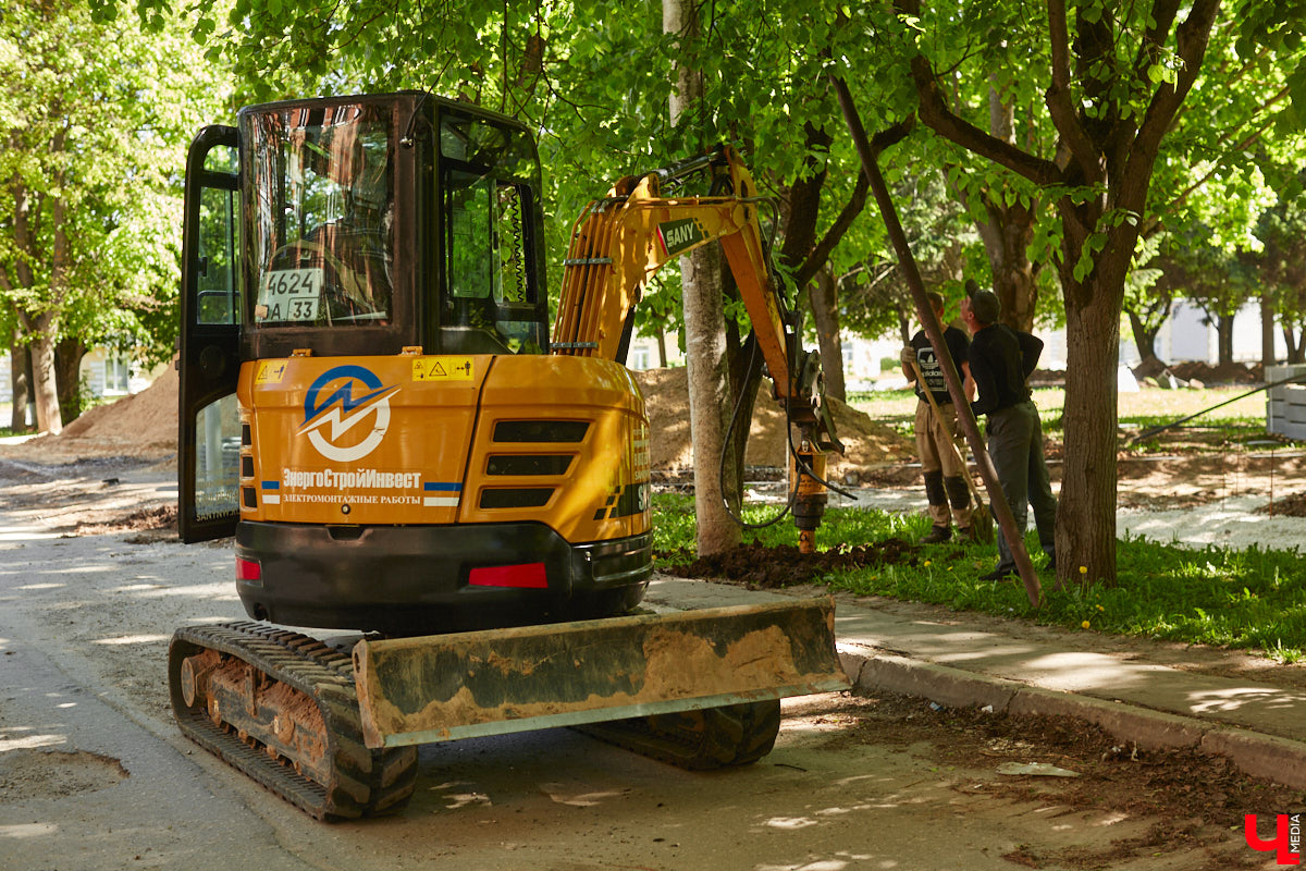 Летом 2025-го сквер на улице Соколова-Соколенка в Добром ждет реконструкция. Именно он стал победителем онлайн-голосования этого года. А пока во Владимире идет благоустройство еще двух общественных пространств в разных частях города. Все подробности — в нашем фоторепортаже.