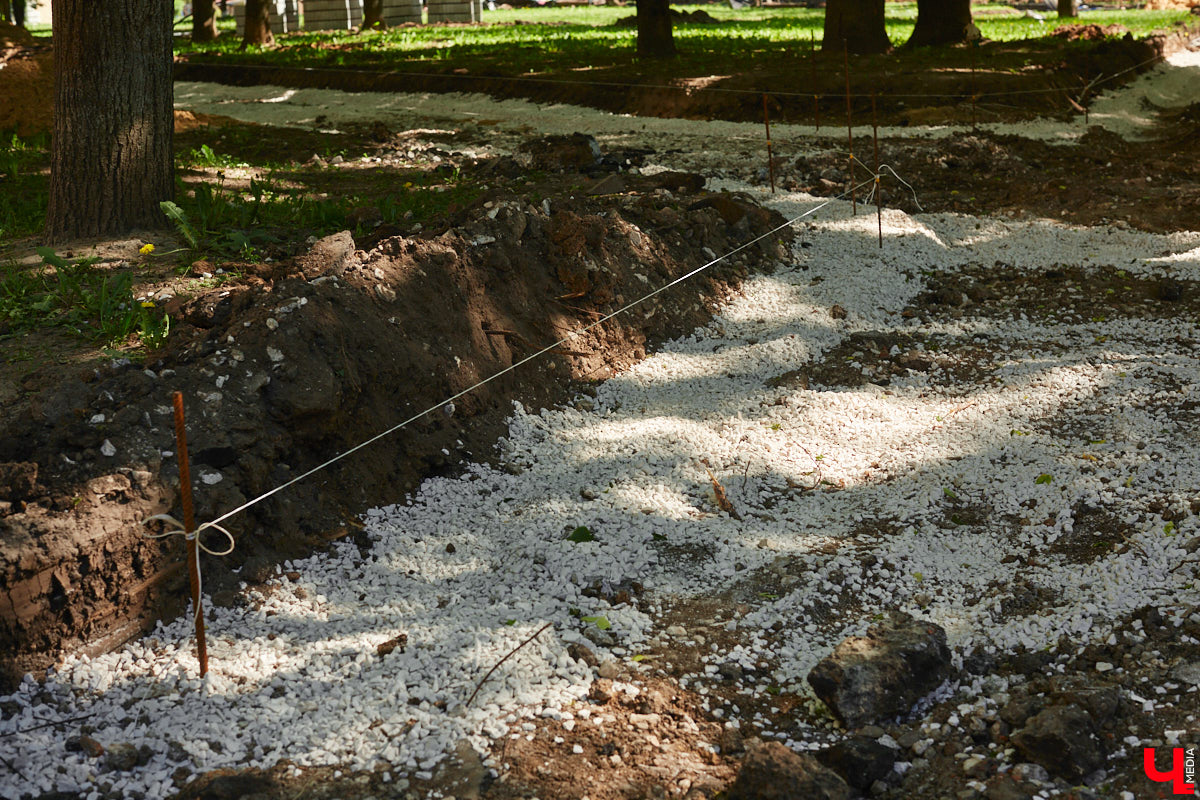 Летом 2025-го сквер на улице Соколова-Соколенка в Добром ждет реконструкция. Именно он стал победителем онлайн-голосования этого года. А пока во Владимире идет благоустройство еще двух общественных пространств в разных частях города. Все подробности — в нашем фоторепортаже.