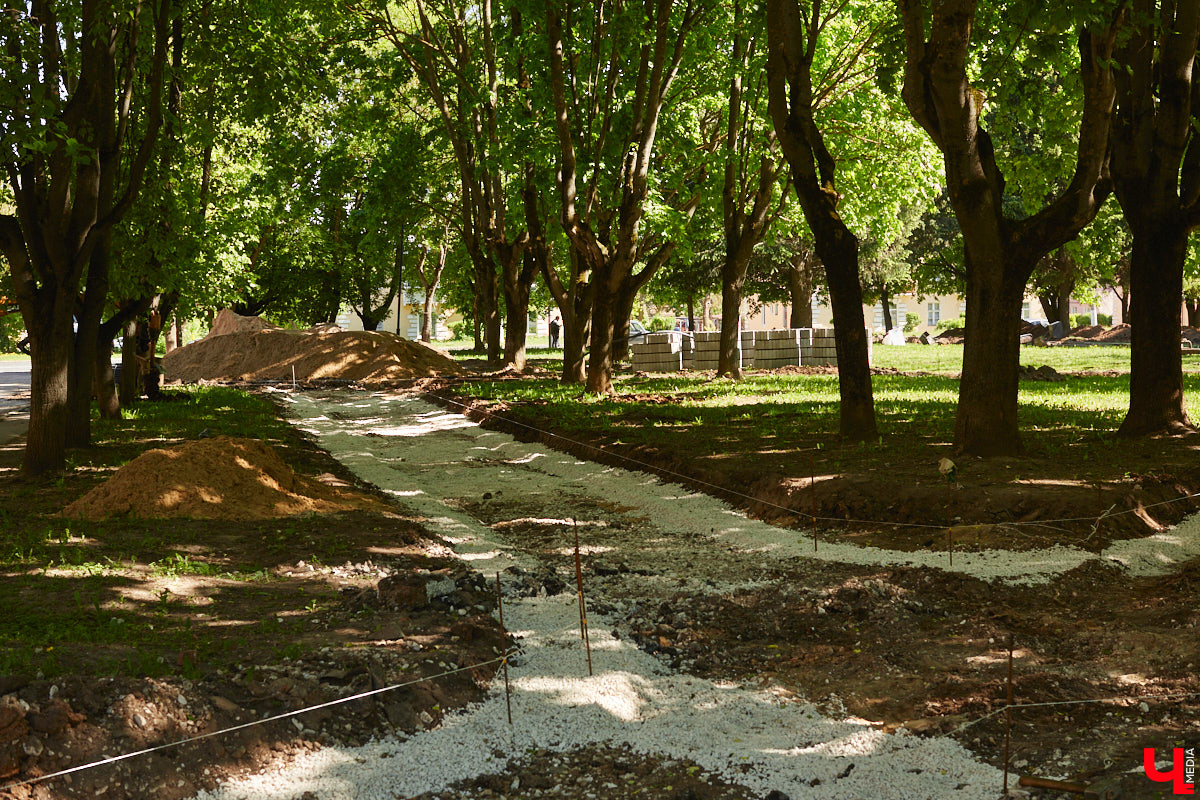 Летом 2025-го сквер на улице Соколова-Соколенка в Добром ждет реконструкция. Именно он стал победителем онлайн-голосования этого года. А пока во Владимире идет благоустройство еще двух общественных пространств в разных частях города. Все подробности — в нашем фоторепортаже.