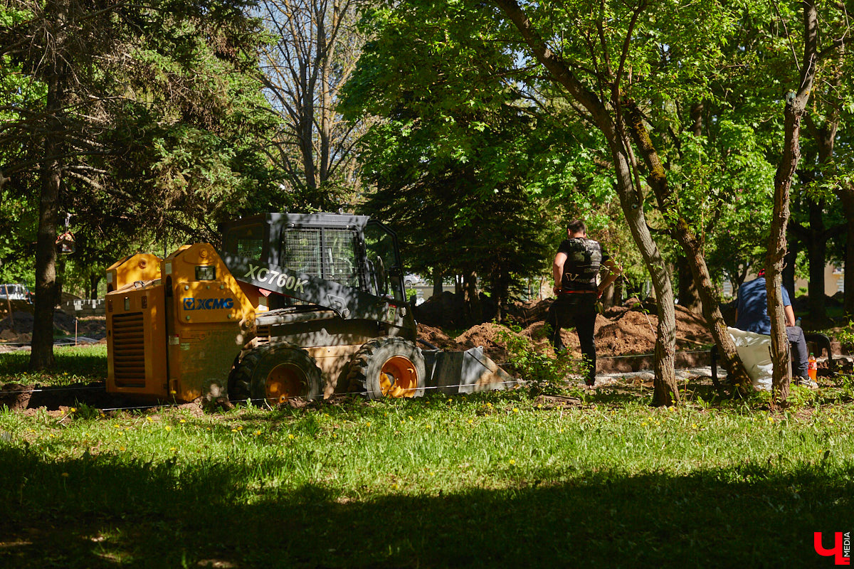 Летом 2025-го сквер на улице Соколова-Соколенка в Добром ждет реконструкция. Именно он стал победителем онлайн-голосования этого года. А пока во Владимире идет благоустройство еще двух общественных пространств в разных частях города. Все подробности — в нашем фоторепортаже.