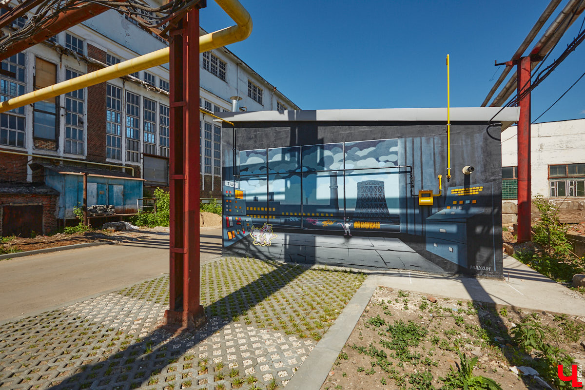 На территории креативного пространства «Турбина» появился стрит-арт с приятным ностальгическим шлейфом. Автором остросюжетного творения под названием «ТЭЦ-1. Вторжение» стал местный райтер Мишкин. Использовав такой прием, как флешбэк, он отправил нас прямиком в 90-е, когда две мультяшные мышки строили планы по завоеванию мира.